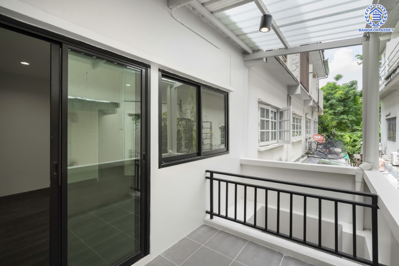 บ้านมือสองตกแต่งใหม่ ทำเลใจกลางเมือง ม.เกตุนุติเชอมีเน่ ลาดพร้าว87 ทาวน์โฮม 3 ชั้น เนื้อที่ 16 ตร.ว. ฟังก์ชัน 4 ห้องนอน 3 ห้องน้ำ จอดรถได้ 1 คัน เชื่อมต่อทั้งถนนเกษตร-นวมินทร์, ลาดพร้าว, รัชโยธินฯ ใกล้ทางด่วนรามอินทรา และรถไฟฟ้าสายสีเหลือง "สถานีลาดพร้าว 83"